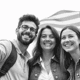 Três jovens brasileiros comemorando a conquista do visto americano na frente do consulado dos EUA