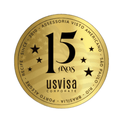 Selo comemorativo de 15 anos da USVisa Corporate, especialista em vistos americanos